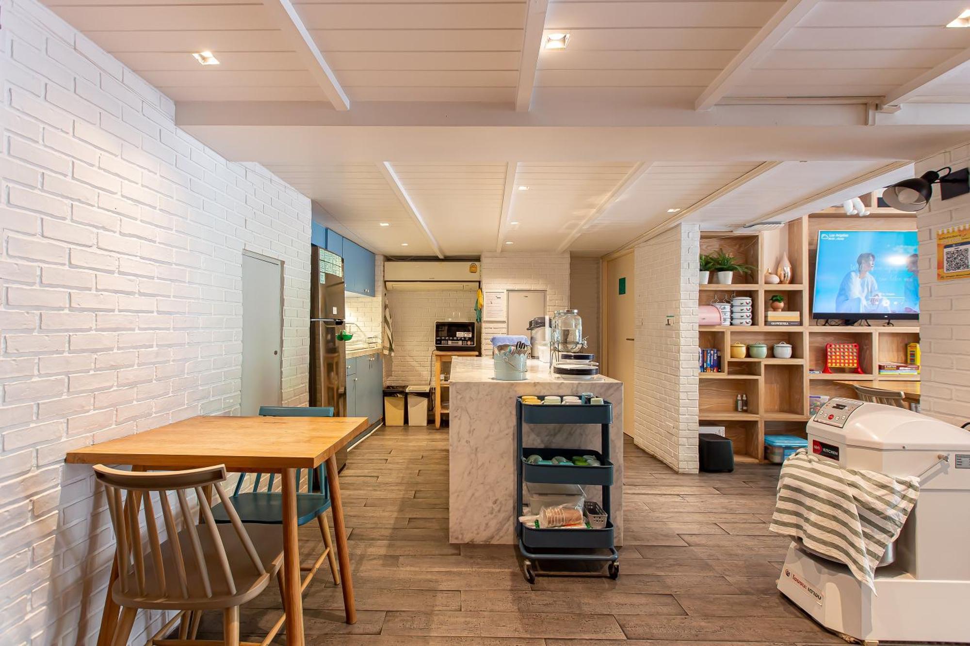 Simply Sleep Hostel Bangkok Exterior photo